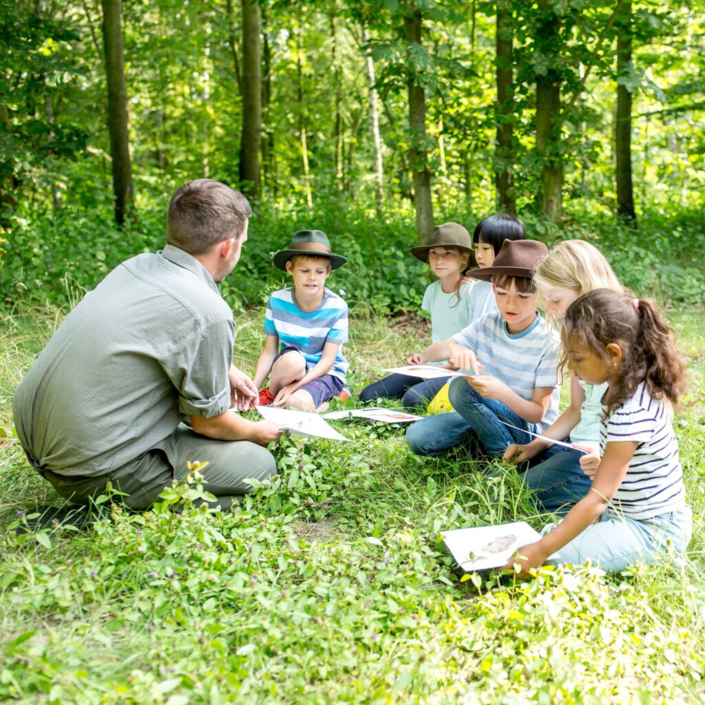 Kinder können in pädagogischen Seminaren den Umgang respektvollen Umgang mit Tieren und der Natur lernen.